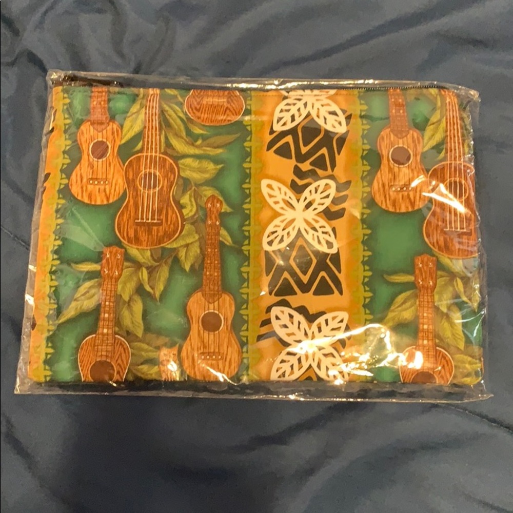 Hawaiian print hang bag